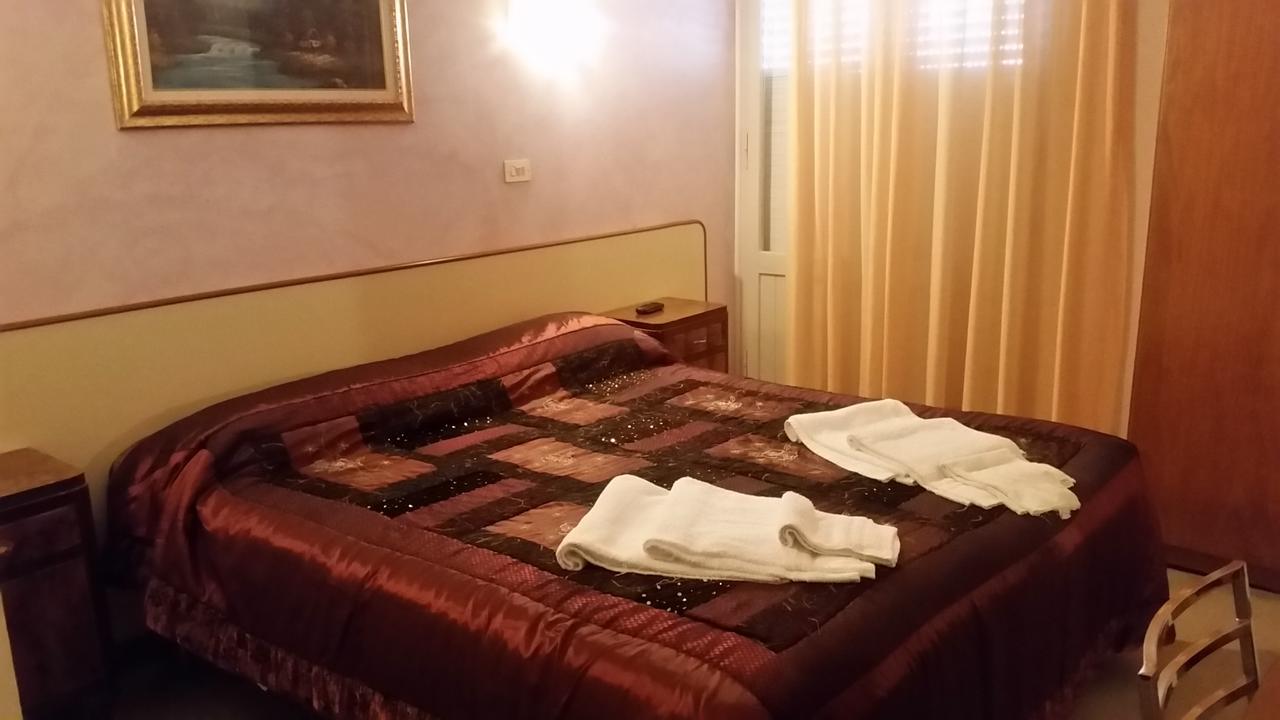 Hotel Pecci Римини Екстериор снимка